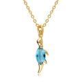 Vista macro di una collana a delfino placcata oro 18K con gemma blu con taglio marquise - Forma Delfino Blu (XL00307)