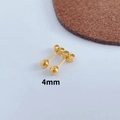 Λεπτομερής προβολή χρυσών σκουλαρικιών 4mm με κούμπωμα πεταλούδας σε λευκή κάρτα - 4mm Χρυσό Χρώμα
