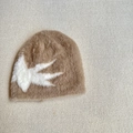 Détail d'un bonnet en peluche douce avec motif jacquard d'oiseau blanc sur fond marron clair - 2-4 Ans / Marron