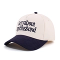 Detalle del bordado Sorry About My Husband en gorra de béisbol de color beige y azul - Beige y Azul Marino