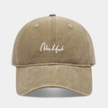 Dettaglio del cappellino da baseball kaki con ricamo New York bianco e trama in cotone - Cachi