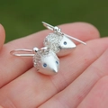 Orecchini a perno a forma di riccio in argento con occhi blu zaffiro scintillanti - Argento Antico Riccio dagli Occhi Blu