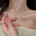 Détail d'un collier double rang doré avec perles porté sur le cou d'un mannequin - Collier N° 16 - Ensemble Deux Pièces - Or (plaqué Or Véritable)