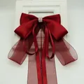 Dettaglio fiocco in raso rosso multistrato con decorazioni di perle finte e strass - Borgogna
