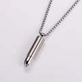 Vue détaillée du pendentif balle en acier inoxydable argenté avec chaîne maille - Avec chaîne / Couleur Acier
