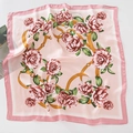 Dettaglio di un foulard di seta rosa con stampe di rose rosse e nastri dorati eleganti - Bandana / Rosa rosa chiaro