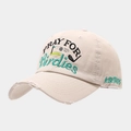 Détail de la casquette beige vintage avec bord usé et broderie Pray For Birdies - Réglable / Beige