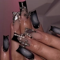 Unghie finte gotiche nere con croci 3D argento, strass scintillanti e perle bianche - Croce Nera Cool Spicy (JP3644)