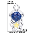 Dettaglio ciondolo astronauta con dimensioni 1,6x0,9cm e casco blu glitterato - Entrambe le Mani che Tengono la Stella