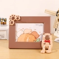 Süßer brauner Cartoon Bär Fotorahmen für Kinderzimmer und Wanddekor 185x135mm - Braun [Capybara Horizontal]