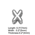 Dettaglio del ciondolo lettera X d'argento con dimensioni 7mm x 5mm su sfondo bianco - Lettera X