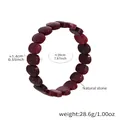 Détail montrant les dimensions du bracelet en pierre rouge avec perles ovales de 1,4 cm - Violet foncé