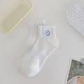 Weiße Baumwollsocken für Damen mit blauer Smiley-Stickerei am Knöchel - Einheitsgröße / Blaues Smile Gesicht