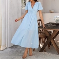 Hellblaues Midi-Kleid mit V-Ausschnitt, Puffärmeln und Knopfleiste am Model - XS / Himmelblau