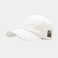 Dettaglio del cappellino da baseball in cotone bianco con applicazione stile vintage - Bianco