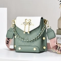 Borsa a tracolla in pelle PU trapuntata verde e bianca con cigno e catena di perle - Verde