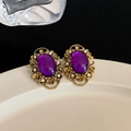 Détail macro de boucles d'oreilles fleurs dorées avec pierre ovale violette et perles - 30# Clip d'oreille ovale perle vintage violette