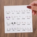 Gros plan d'un lot de 20 paires de boucles d'oreilles cœurs et perles sur présentoir - E1746-1