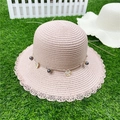 Détail d'un chapeau de paille avec bordure en dentelle, coquillages et perles mauves - M (56-58cm) / Style Cloche Rose Clair