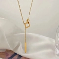 Collana geometrica minimalista dorata con ciondoli quadrati su sfondo di seta bianca - Stile Quadrato Oro