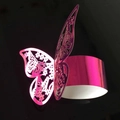 Portatovaglioli a farfalla fucsia metallizzato con intricato motivo traforato al laser - Rosso Rosa Riflettente