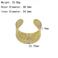 Makroaufnahme der goldfarbenen Manschette mit Blumenmuster, 33,75 mm Breite und 1,9 mm Dicke - Ausschnitt Muster Offener Armreif (SZ221)