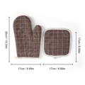 Set guanto da forno e presina a quadretti marroni con dimensioni su sfondo bianco - Set guanto da forno e presina in puro cotone marrone a quadretti resistente al calore