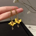 Boucles d'oreilles fleurs jaunes mates avec anneaux dorés et pendentifs goutte d'eau - Boucles d'oreilles en strass à pétales peints en jaune