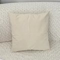 Minimalistische beige katoen linnen kussenhoes op een witte pluche ondergrond - Beige (Zonder Vulling)