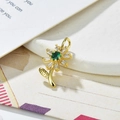 Collana con girasole dorato con zircone verde centrale e petali di cristallo lucente - Verde
