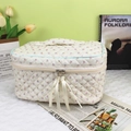 Detail van de gewatteerde bloemen make-up tas met een beige lint en ritssluiting handvat - Wit Bloemen Groot