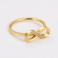 Dettaglio macro dell'anello infinito dorato con zirconi brillanti su fascia sottile - US 6 / Oro