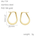 Vue détaillée des boucles d'oreilles en acier inoxydable plaqué or 18 carats en forme de U - 27.1x20mm / Doré