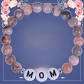 Bracciale in pietra zebrata rosa con ciondoli MOM per la mamma su sfondo floreale - Alla mia mamma migliore