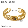 Dettaglio del bracciale a spirale dorato con intarsio in pietra occhio di tigre ovale - Stile Occhio di Tigre (NB-B6150-AM)