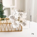 23cm weiße Weihnachtssternblume aus Samt mit silbernem Glitzer und goldenen Perlen - 20cm / Cremeweiß