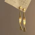 Orecchini a pendolo in metallo dorato opaco con nastro ritorto e design moderno per le donne - Stile Spirale Oro Opaco (HE28008)