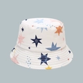 Dettaglio di cappello a secchiello in cotone bianco con stelle colorate e cuciture fitte - Stelle Bianche (4#)