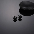 Detailansicht schwarzer Edelstahl-Ohrstecker mit runden Zirkonia und Stern-Gravur - Schwarz Paar (E1007)