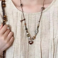 Primer plano de collar de cuentas bohemio vintage con colgante de corazón rojo oscuro - Marrón-Corazón Planeta