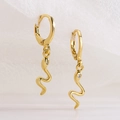 Minimalistische Schlangenohrringe mit 18K Goldbeschichtung und kleinen Steinen auf Netz - Schlangenanhänger Ohrringe / Gold