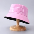 Dettaglio cappello a secchiello in ecopelle rosa lucida con fodera interna su supporto - Taglia unica / Rosa Barbie