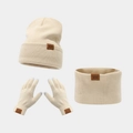 Detalle del set de punto beige con parche de cuero MOM en gorro, bufanda y guantes táctiles - MOM Beige