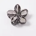 Pince à cheveux fleur de frangipanier en métal argenté poli avec effet miroir brillant - Gris Argent