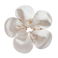 Detalle de un coletero grande de satén blanco en forma de flor con textura de seda - Beige