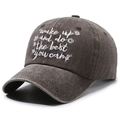 Casquette de baseball vintage marron foncé délavé avec citation brodée blanche - café