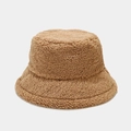 Primer plano detallado de la textura de forro polar sherpa en un sombrero de invierno - Talla única / Caqui
