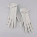 Elegantes guantes de invierno para mujer en cuero PU crema con detalle de lazo - Lazo / Blanco