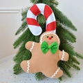 Plüsch Lebkuchenmann Weihnachtsbaumanhänger aus Filz mit Zuckerstange und grüner Schleife - Große Größe Grüne Schleife Stil