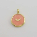 Dettaglio del ciondolo rosa testurizzato con intarsio ad ala di farfalla in oro 18K - Disco Tondo Ala Rosa
